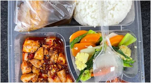 What Does Eating Smart While Traveling Actually Look Like?